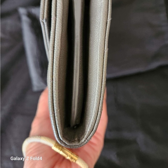 Ysl Portefeuille Famme (174Y7) Mo
Grey Metallasse Flap Wallet. - Picture 16 of 16